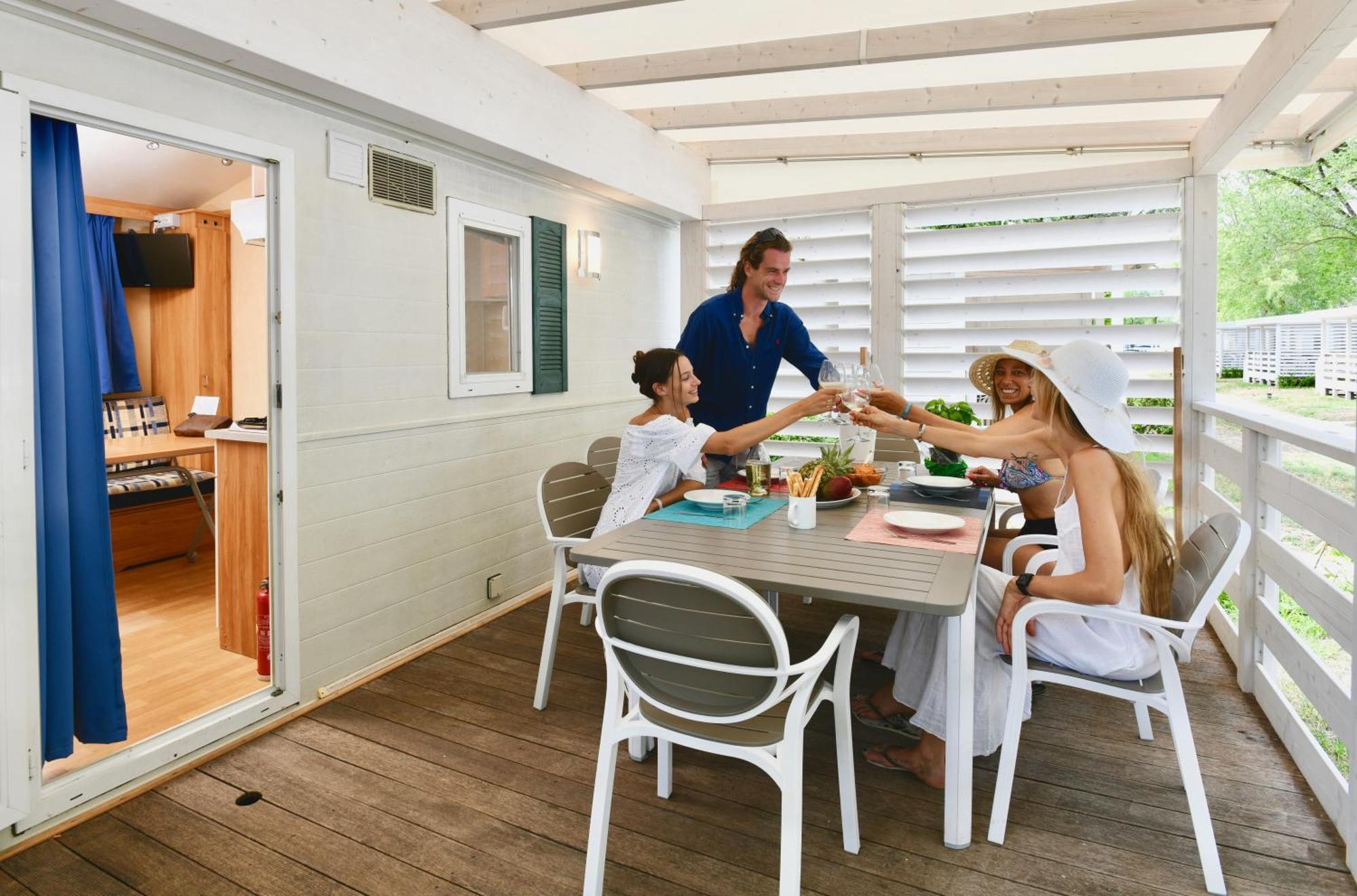 Isamar Holiday Village Ca Lino Ruang foto Family on balcony