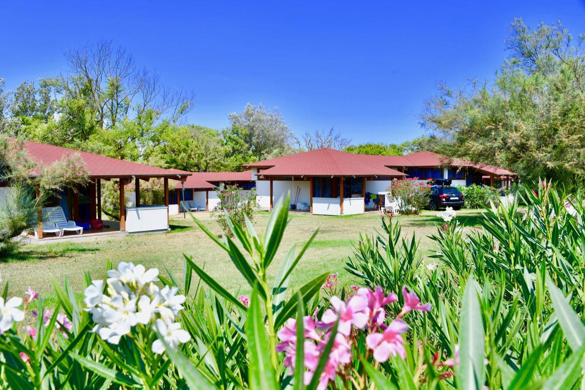 Isamar Holiday Village Ca Lino Ruang foto The main building of the school