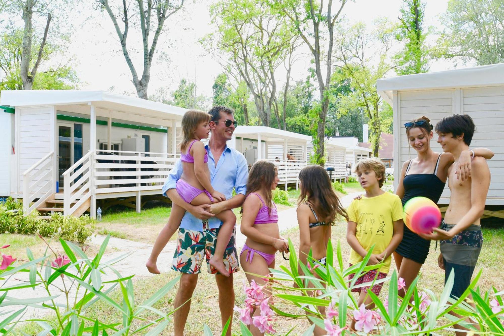 Isamar Holiday Village Ca Lino Bagian luar foto Families at a campsite