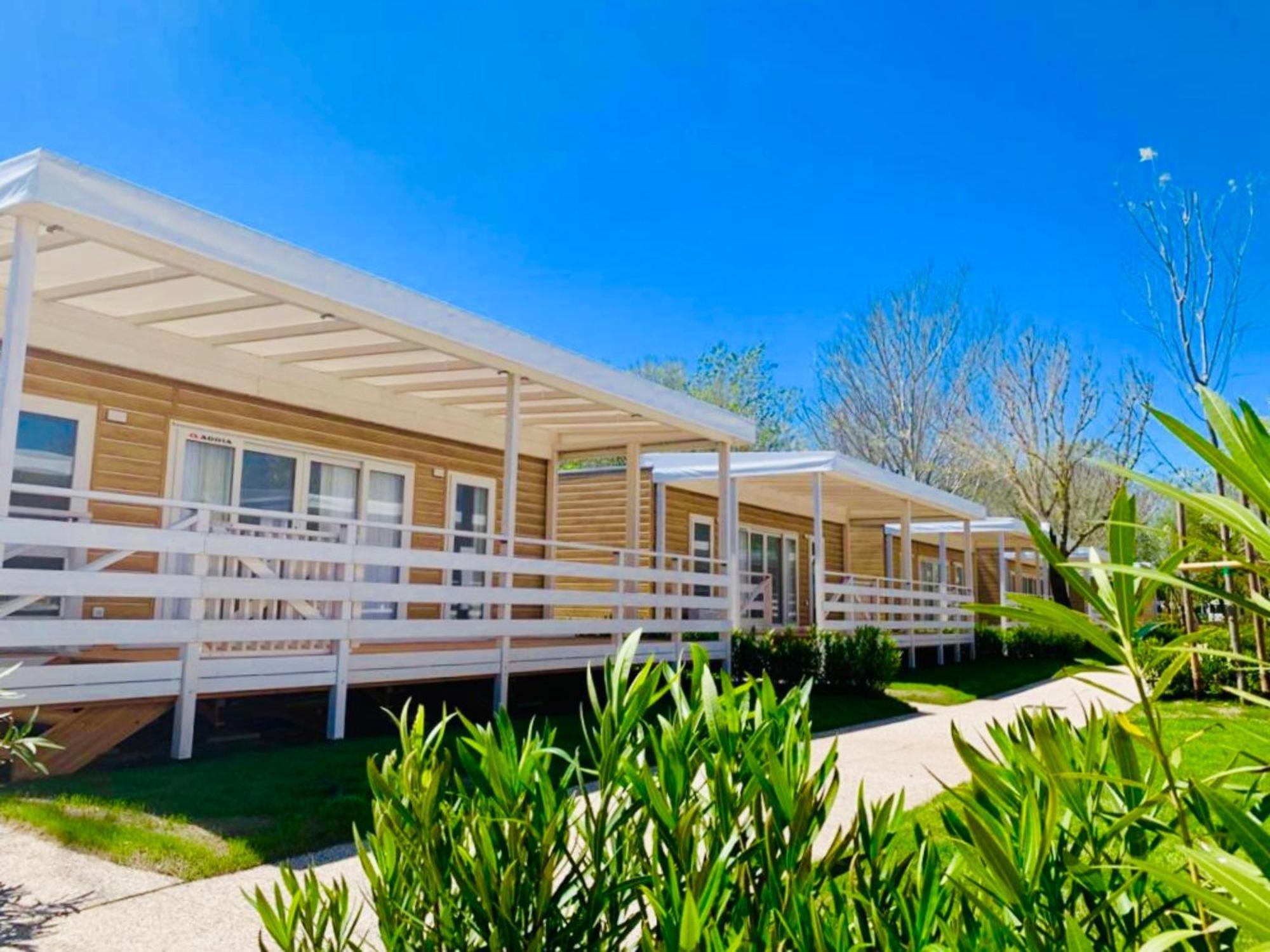 Isamar Holiday Village Ca Lino Ruang foto The 1960s-era motel at the center of the film