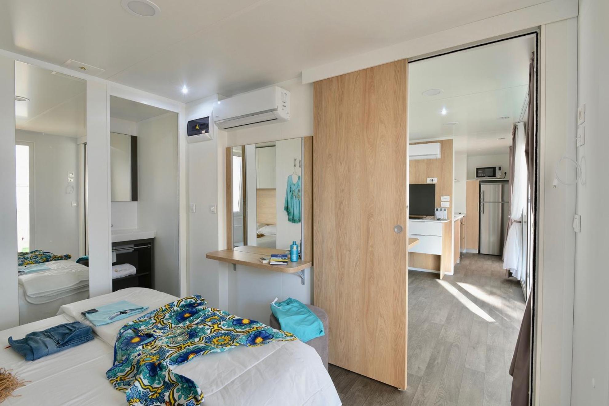 Isamar Holiday Village Ca Lino Bagian luar foto A sliding door